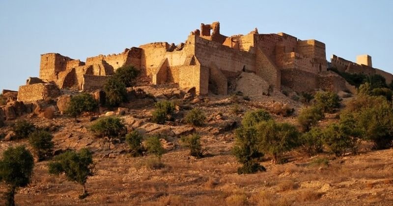 Kasbah en ruine sur une colline, palmeraie de Tiout